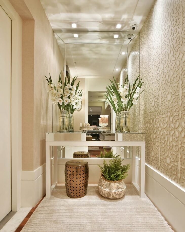 Como escolher móveis funcionais para halls estreitos