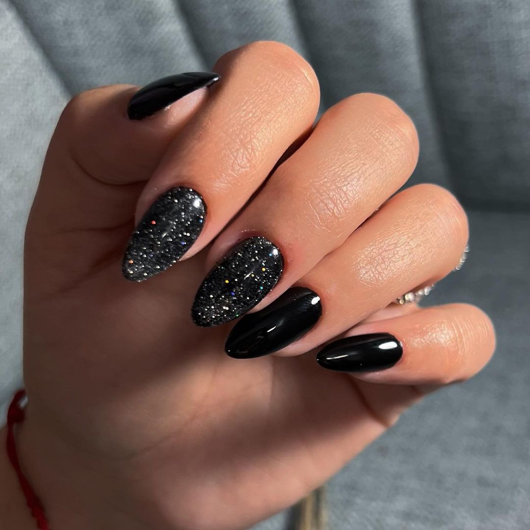 unhas pretas decoradas com glitter para festas