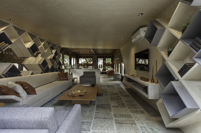 5 ideias de títulos:
1. Garagem Pequena: Soluções Inteligentes de Organização e Decoração
2. Transforme sua Garagem: Dicas de Otimização Vertical e Estilo
3. Revestimentos e Cores: O Guia Completo para sua Garagem
4. Iluminação e Personalização: Detalhes que Fazem a Diferença na Garagem
5. Garagem Funcional: Móveis e Soluções para Espaços Reduzidos