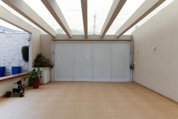 5 ideias de títulos:
1. Garagem Pequena: Soluções Inteligentes de Organização e Decoração
2. Transforme sua Garagem: Dicas de Otimização Vertical e Estilo
3. Revestimentos e Cores: O Guia Completo para sua Garagem
4. Iluminação e Personalização: Detalhes que Fazem a Diferença na Garagem
5. Garagem Funcional: Móveis e Soluções para Espaços Reduzidos