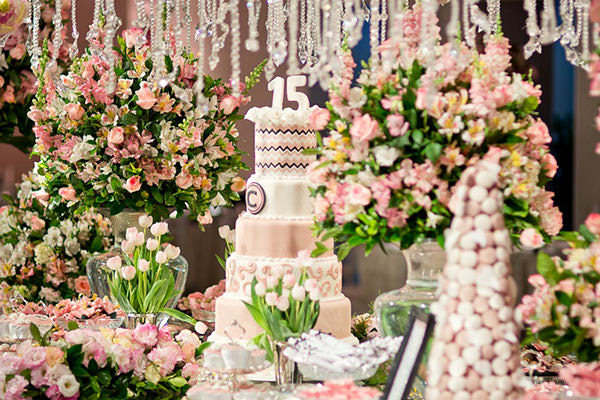 quanto custa decoração festa de 15 anos completa