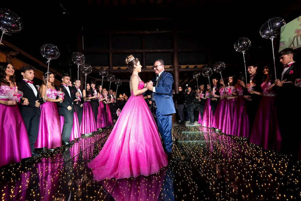 como fazer painel de balões desconstruídos para festa de 15 anos