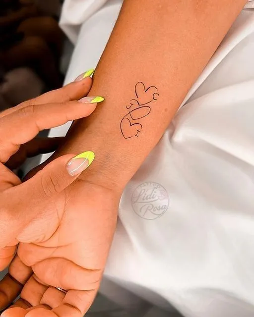 tatuagem de filhos na costela