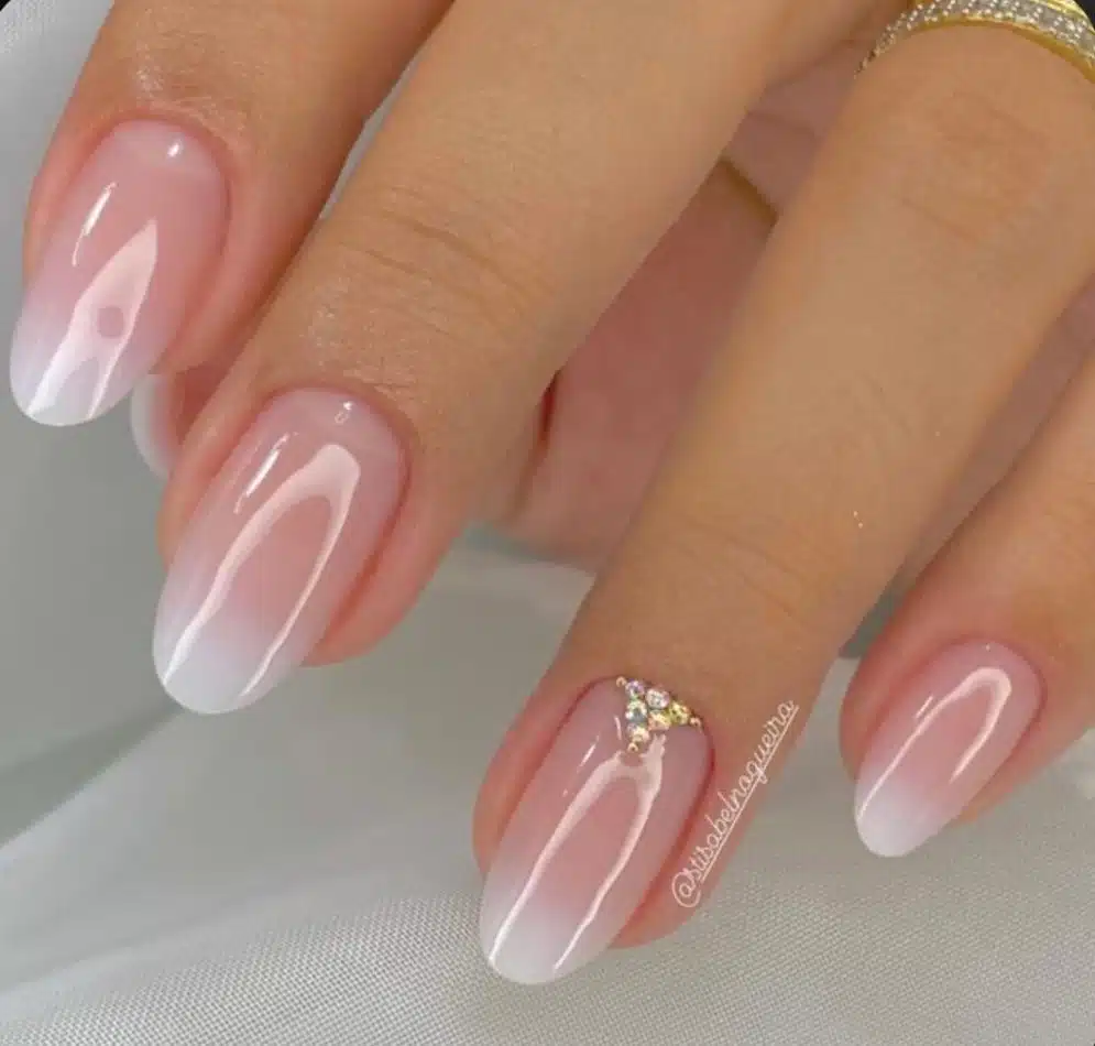 unhas delicadas com glitter discreto