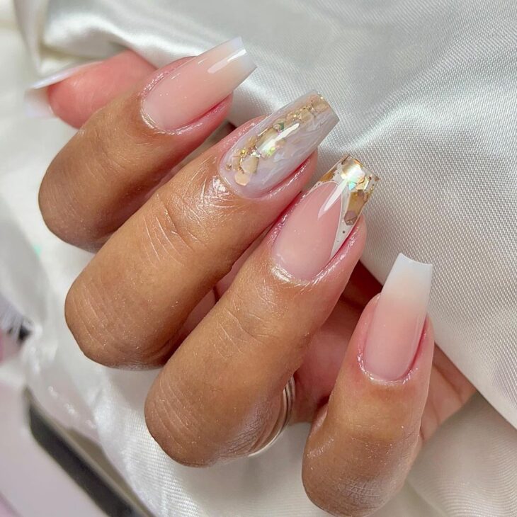 unhas em gel com detalhes botânicos