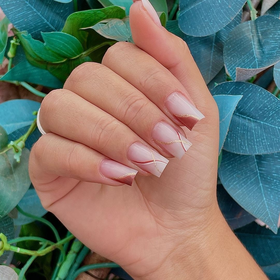 unhas curtas delicadas em gel