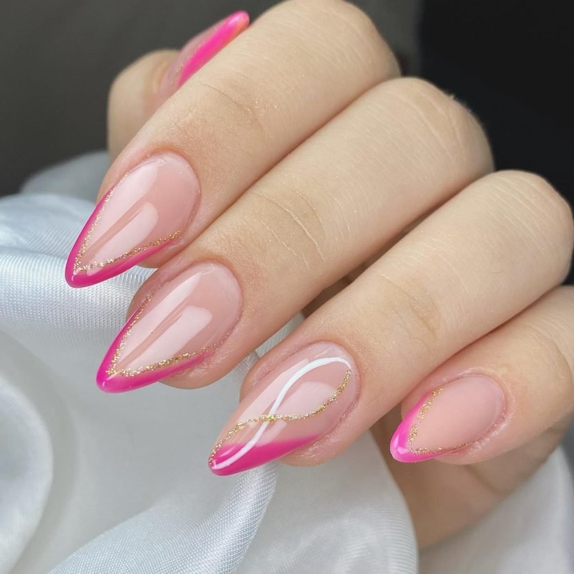 unhas delicadas com glitter discreto