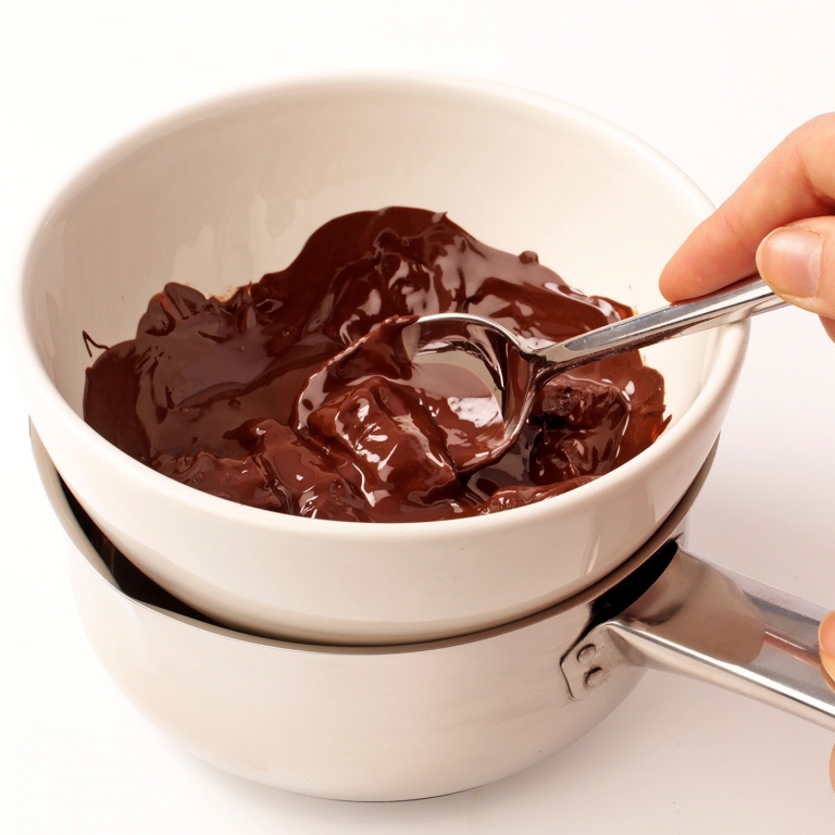 Como Fazer Ovos de Páscoa com Chocolate Derretido Perfeito