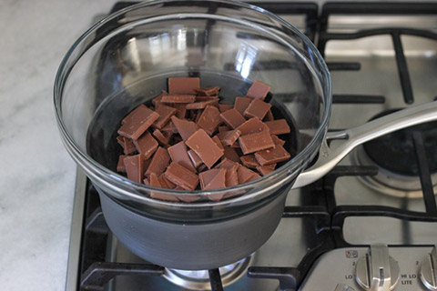 Diferenças: Derreter Chocolate no Micro-ondas vs. Banho-Maria