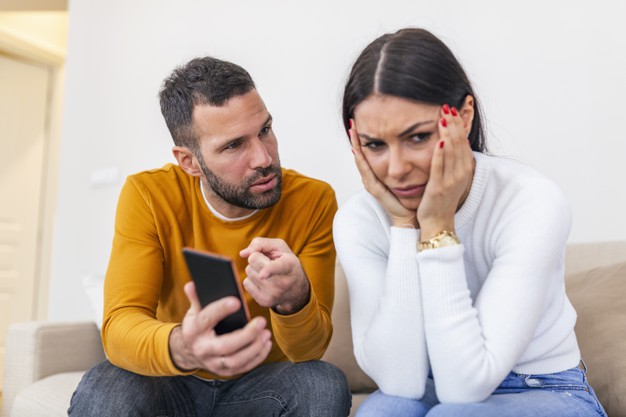 sinais de traição no celular