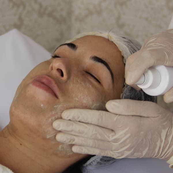 Máscara de Argila Verde: O Segredo para um Detox Facial Eficaz