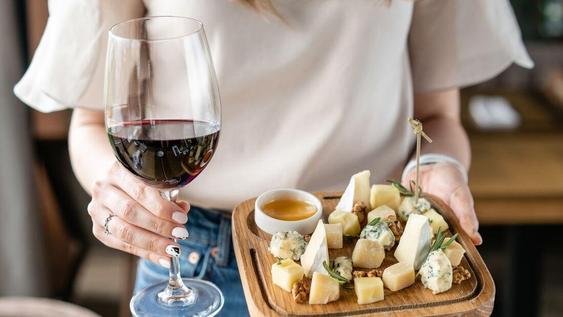 harmonização de queijos e vinhos para o dia nacional do queijo