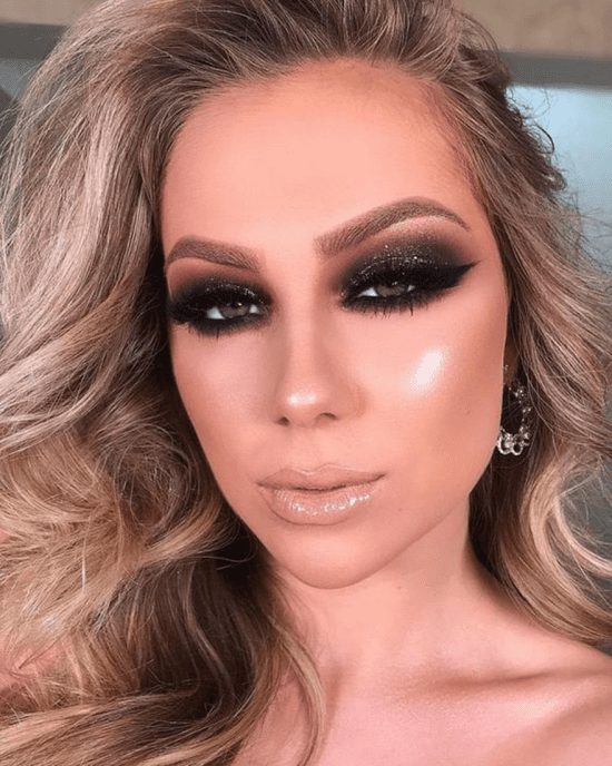 Cílios Postiços: O Segredo para um Olhar Marcante com Olho Preto