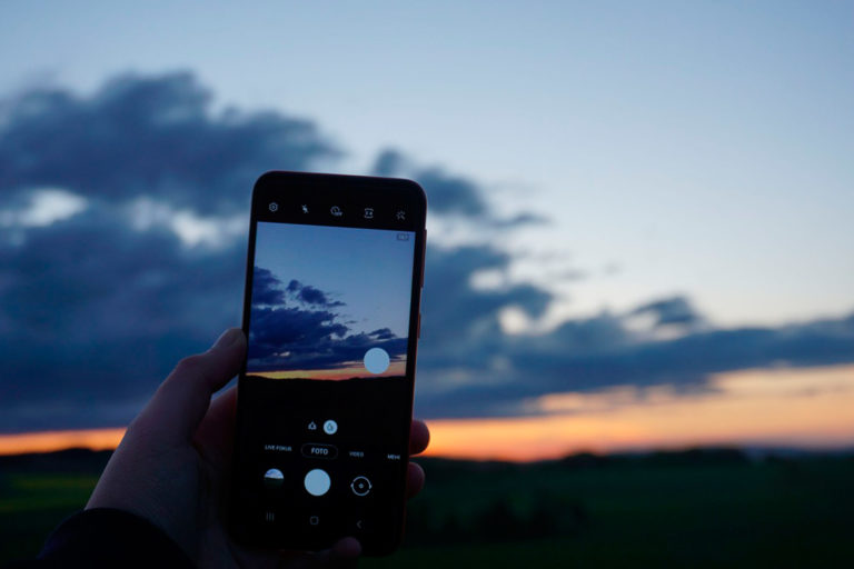 Fotografia de Longa Exposição com Smartphone: Céu Estrelado e Rastros de Luz
