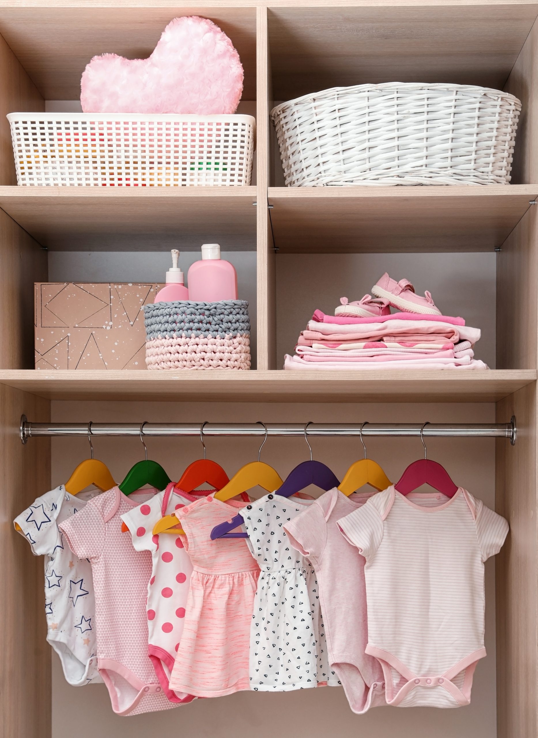 dicas para organizar o guarda roupa infantil