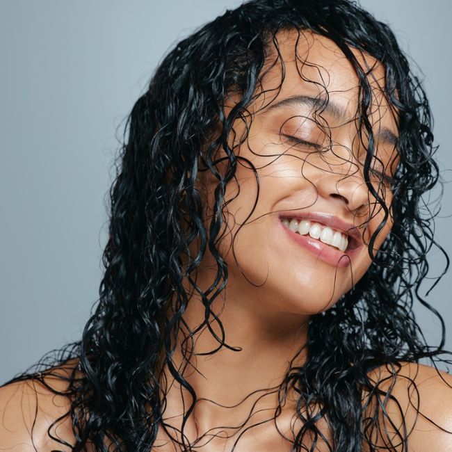 5 ideias de títulos:
1. Dormir com Cabelo Molhado: Mitos e Verdades para a Saúde dos seus Fios.
2. Os Perigos Ocultos de Dormir com o Cabelo Molhado: Um Guia Completo.
3. Cabelo Molhado na Hora de Dormir: Como Evitar Danos e Proteger seu Couro Cabeludo.
4. Secar ou Não Secar? As Melhores Práticas para Cuidar do Cabelo Antes de Dormir.
5. Dermatite e Quebra Capilar: A Ligação Direta com Dormir de Cabelo Molhado.