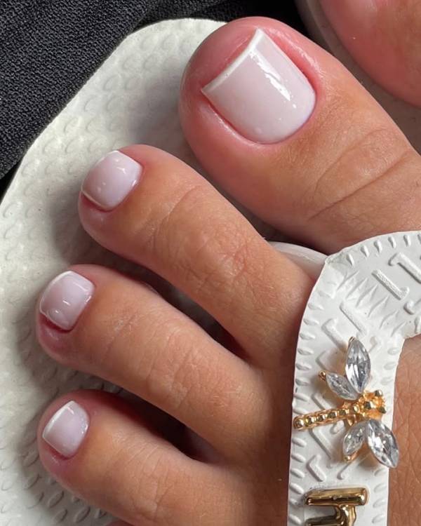 esmalte nude ou branco para unhas do pé