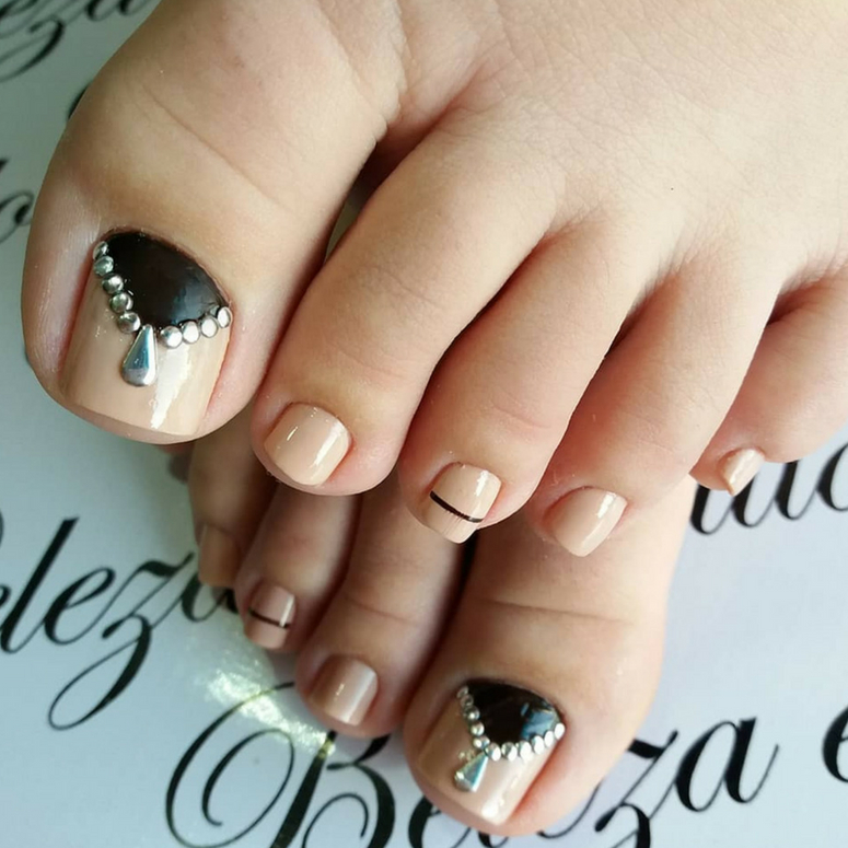 esmalte nude ou branco para unhas do pé