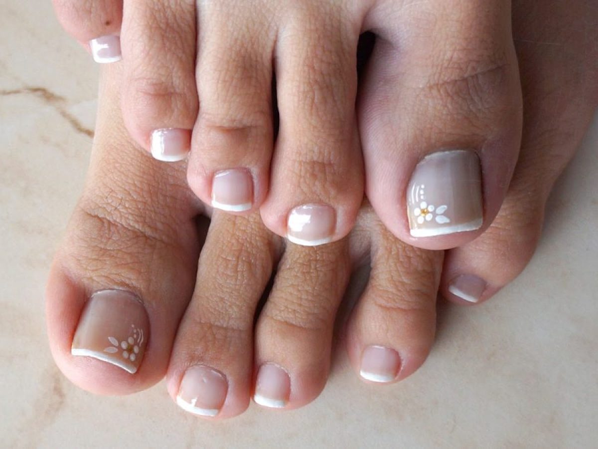 esmalte nude versus branco para unhas do pe