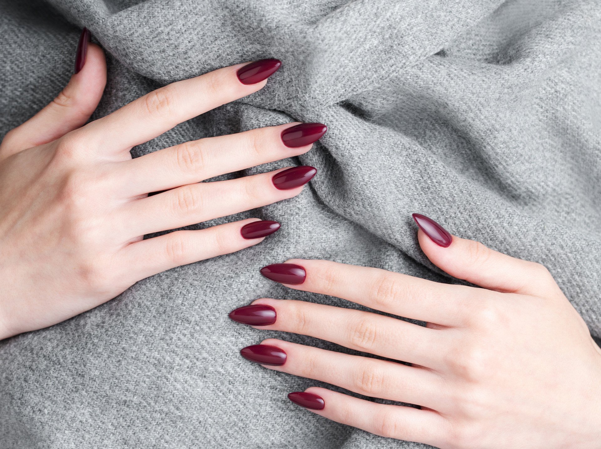 Esmalte Vermelho: Mitos e Verdades sobre o Fortalecimento das Unhas