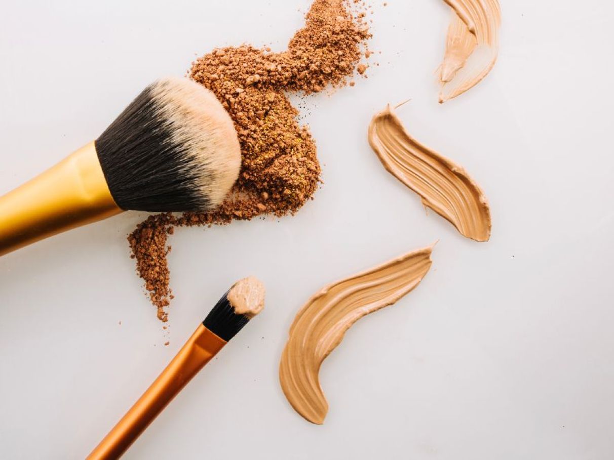 erros comuns ao usar esponja ou pincel de base