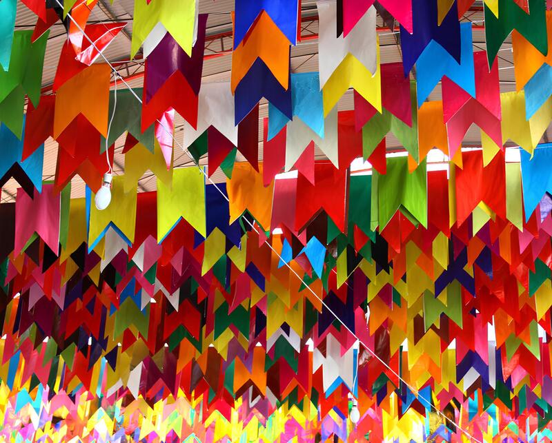 bandeirinhas de plástico vs papel de seda qual a melhor