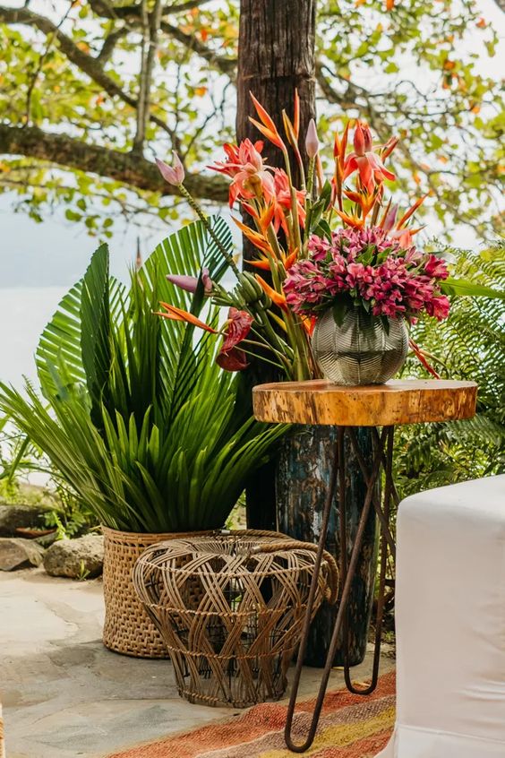 decoração festa tropical com flores