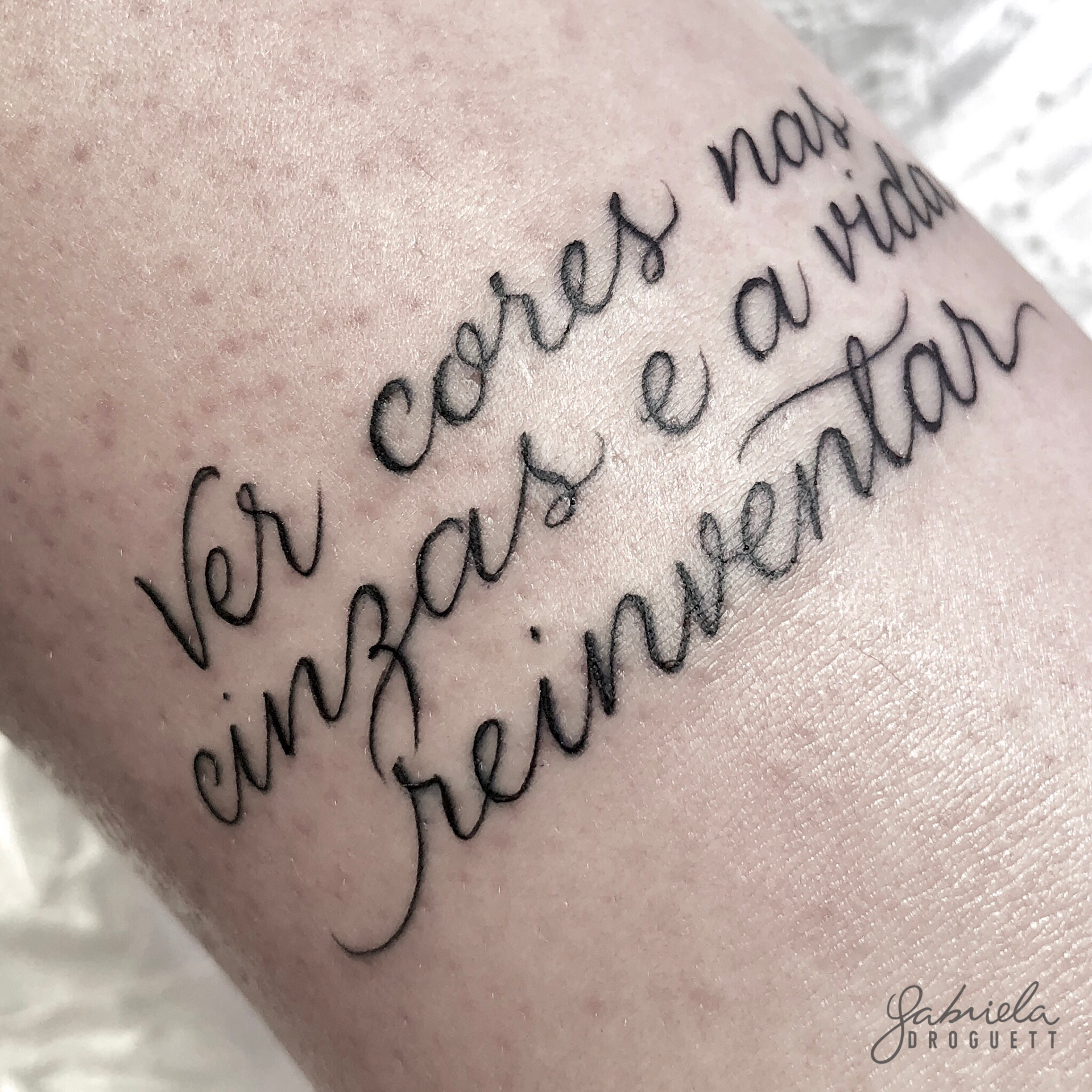 5 ideias de títulos para posts sobre fontes de tatuagem:
1. Descubra as Fontes Perfeitas para Sua Próxima Tatuagem: Um Guia Completo
2. Lettering para Tatuagem: Estilos que Vão Marcar Sua Pele
3. Fontes Góticas e Fine Line: Qual o Estilo Ideal para Você?
4. Como Escolher a Fonte Certa para Tatuagens de Frases
5. Fontes Gratuitas vs. Premium: Onde Encontrar as Melhores Opções