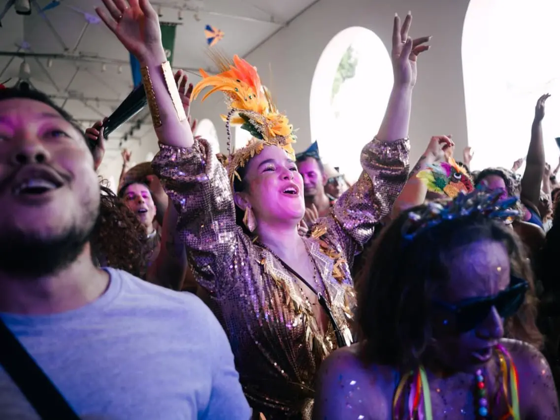 foto carnaval rua ou sambodromo qual melhor