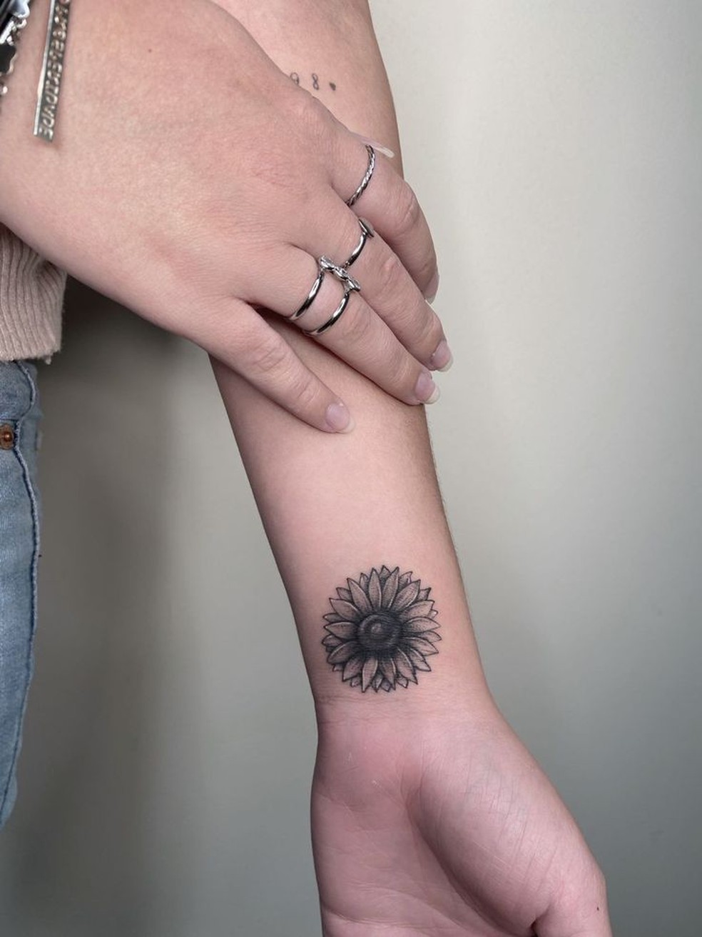 tatuagem feminina fineline vs tradicional qual escolher