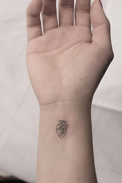 tatuagem pequena de flor no pulso