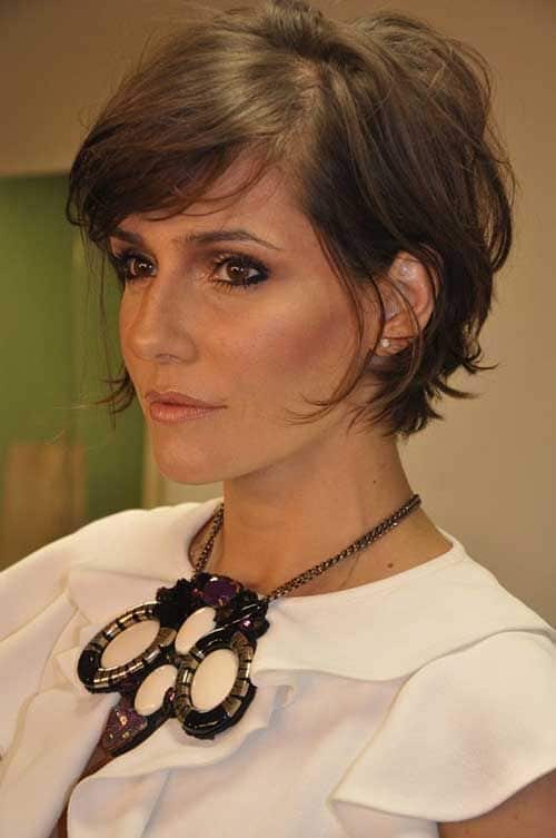 fotos de cabelo curto feminino com franja lateral