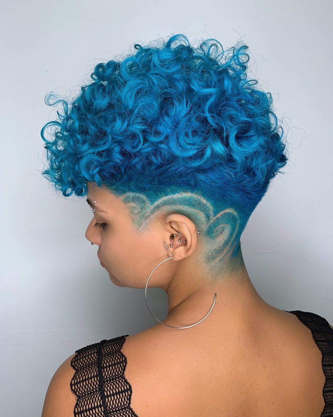 Cabelo Masculino Azul: Estilos Modernos com Fade e Cores Vibrantes