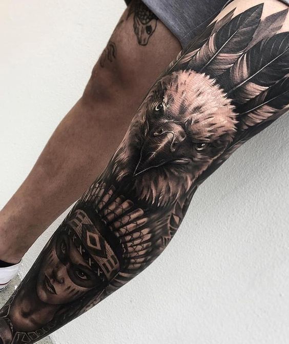 tatuagem de leão na panturrilha masculina