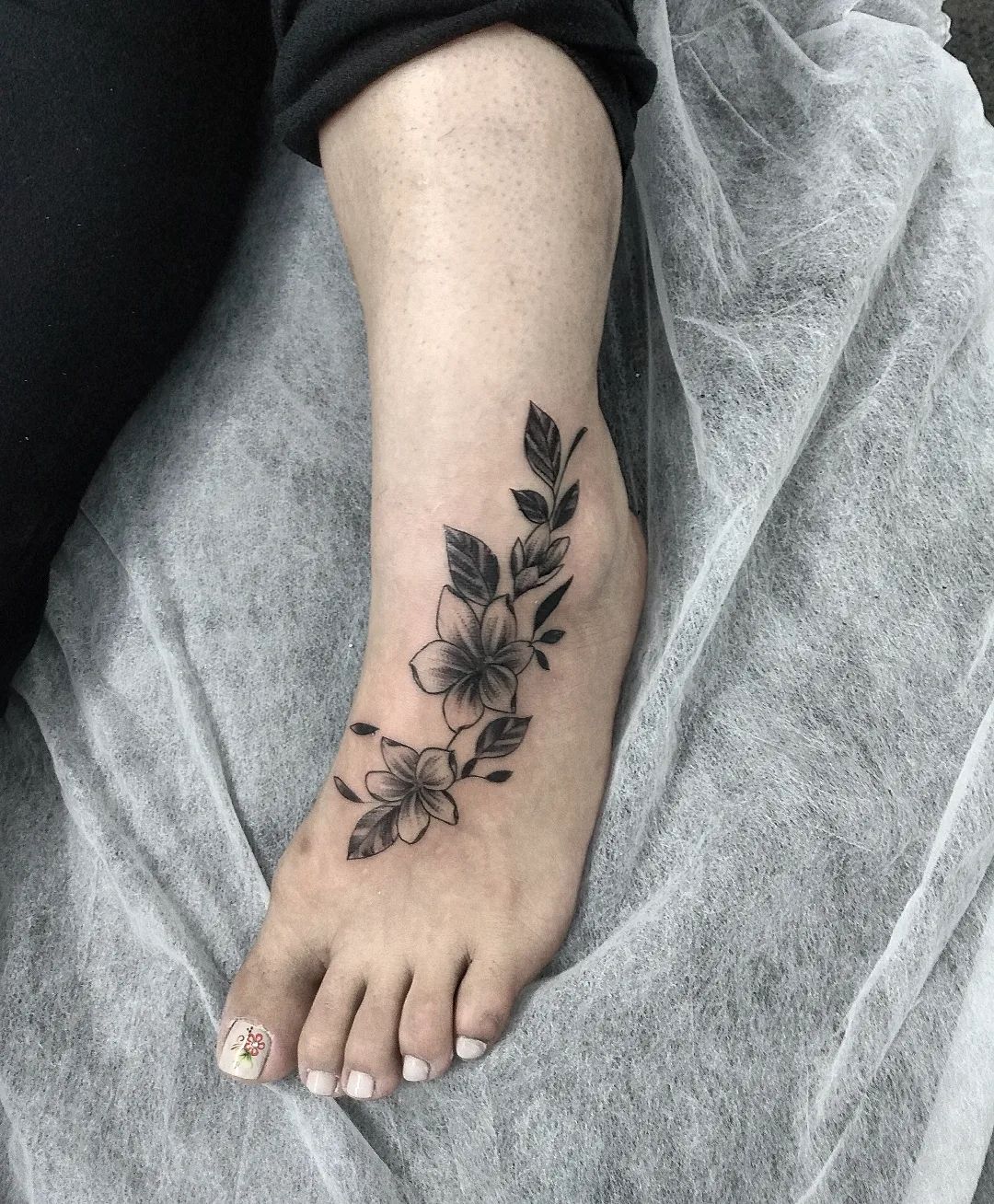 tatuagem na perna vs tatuagem no braço qual escolher