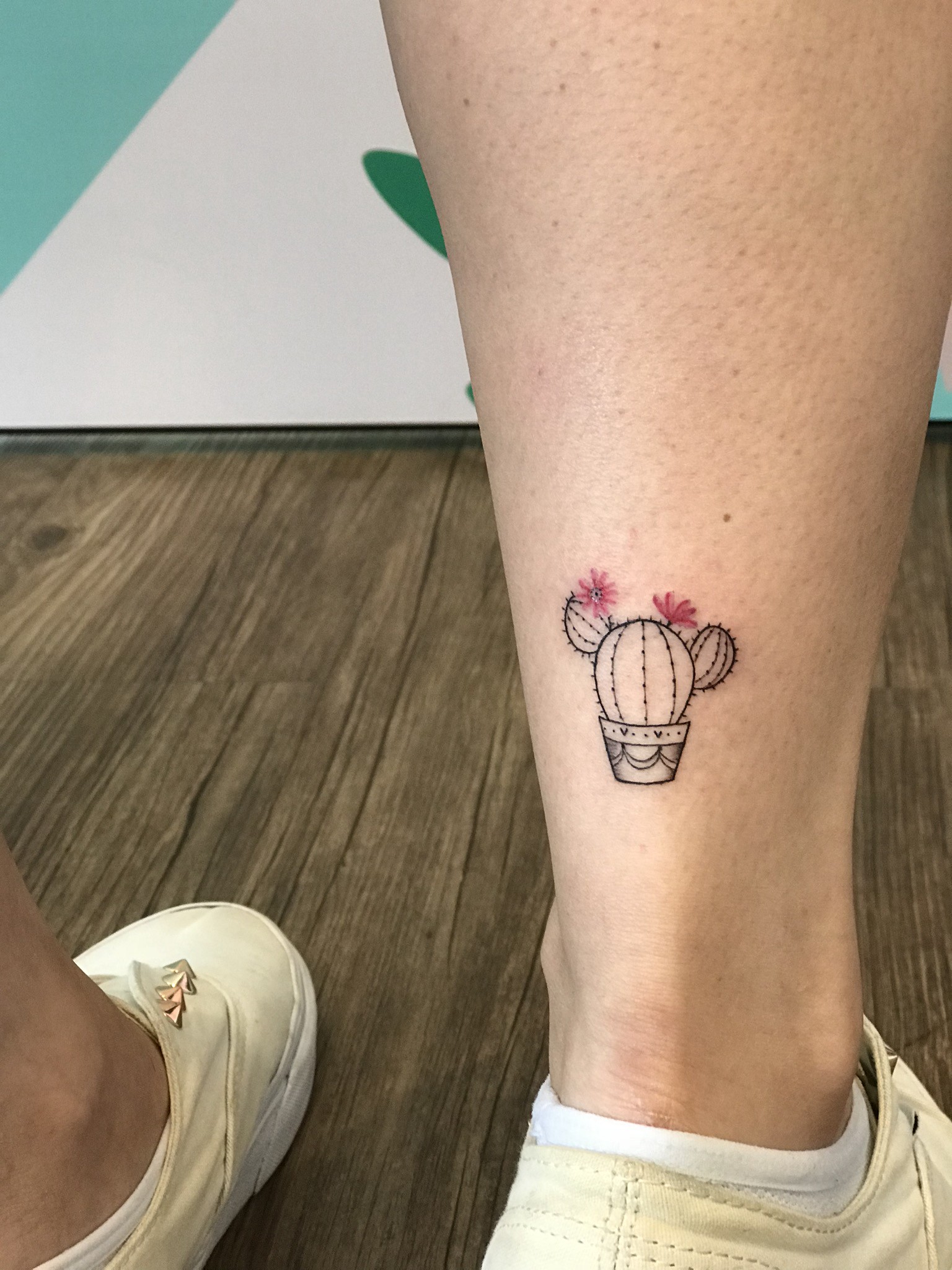tatuagem pequena de flor para o tornozelo