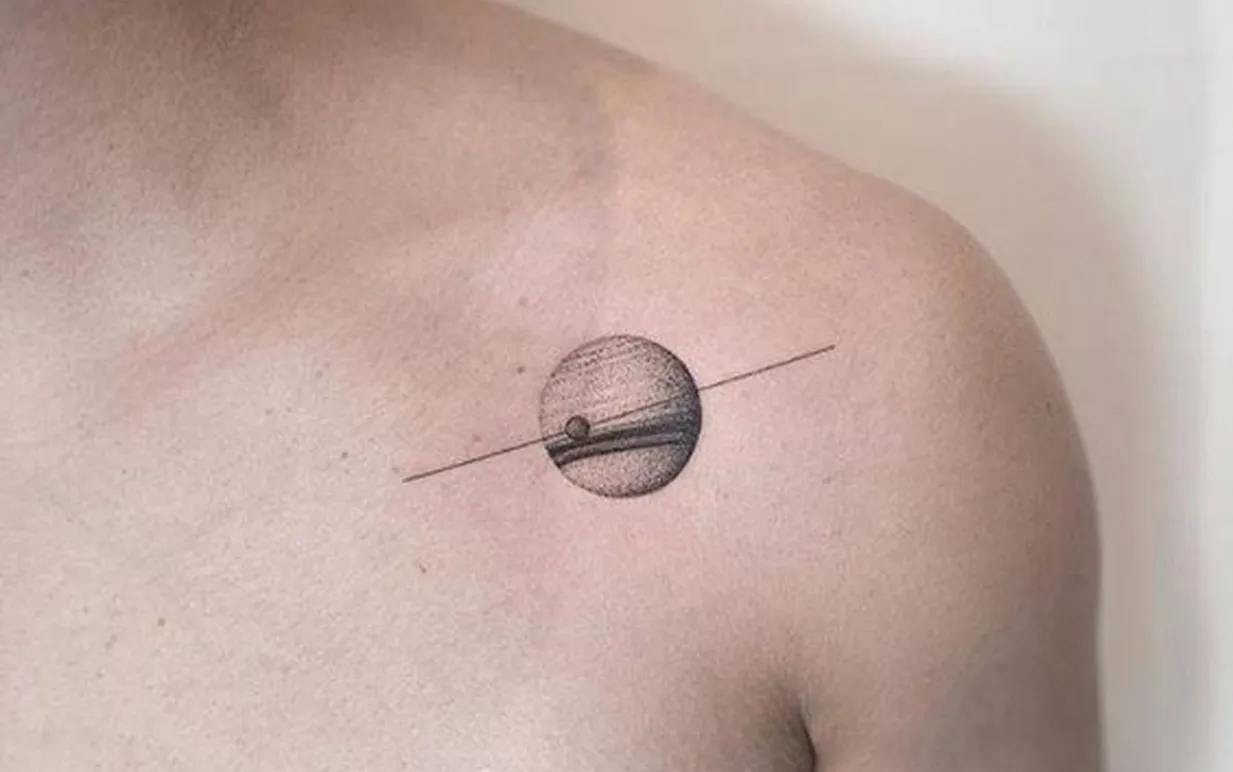 tatuagem pequena de flor para o tornozelo