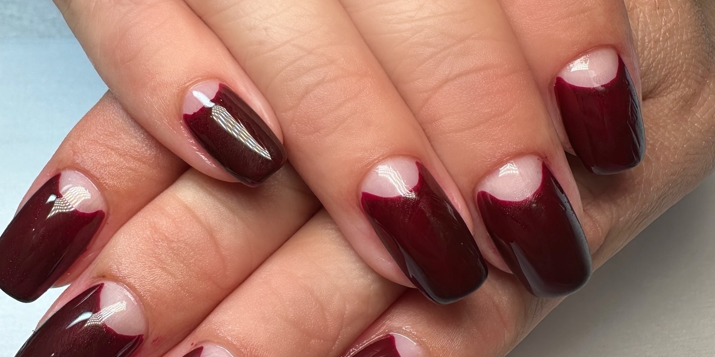 unha gel vermelha ou esmalte comum