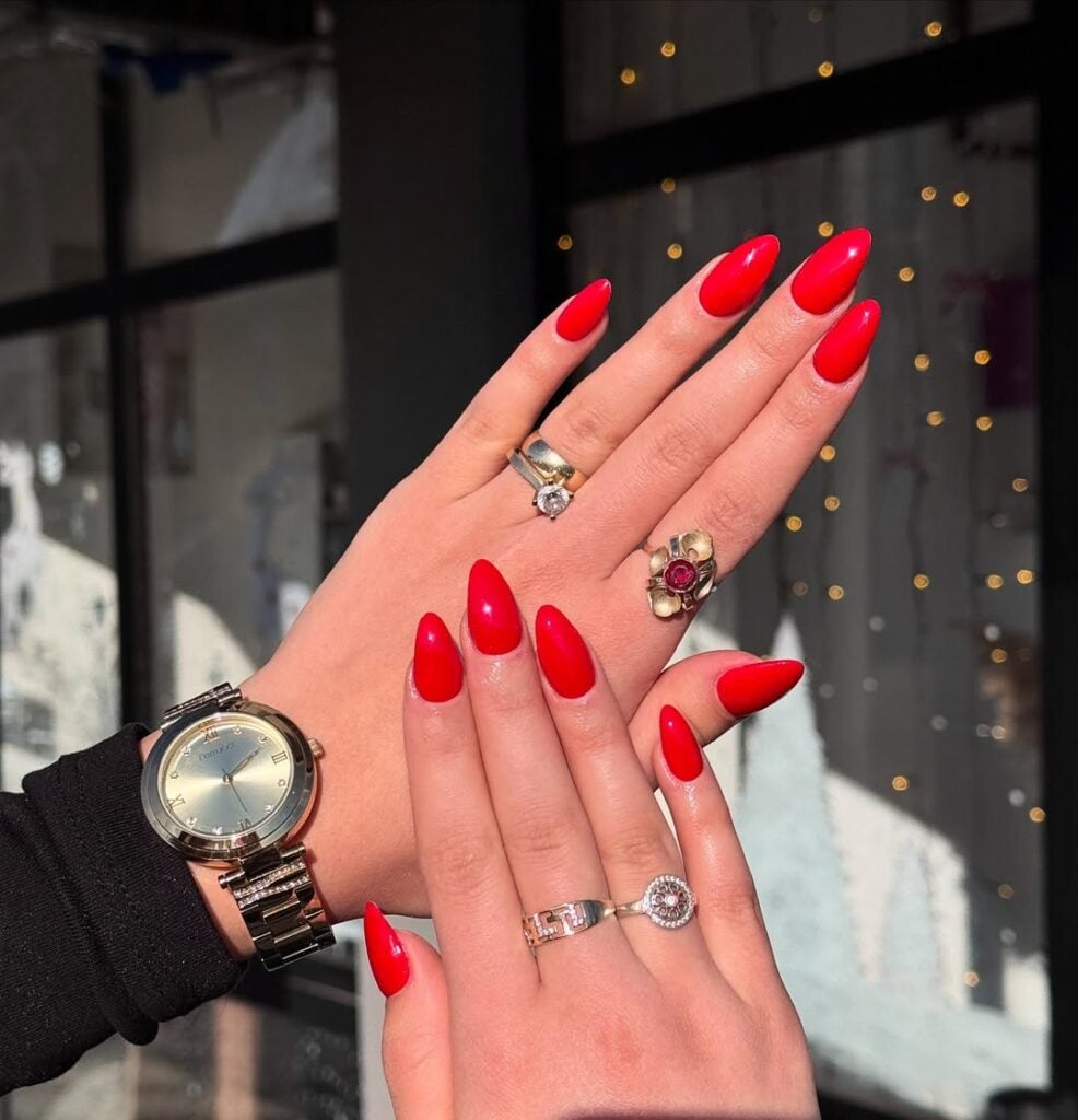 unha gel vermelha ou esmalte comum