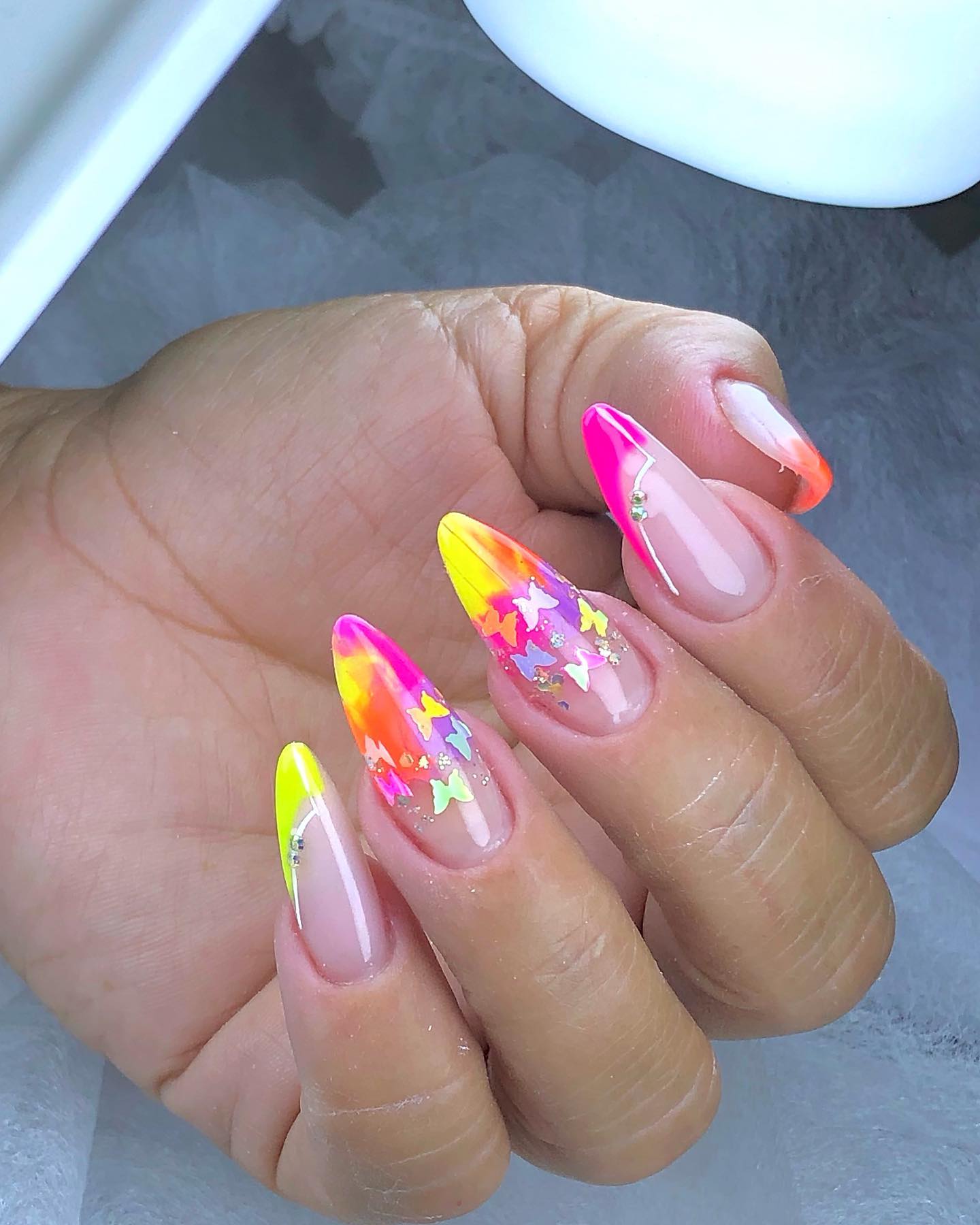francesinha neon para unhas curtas carnaval