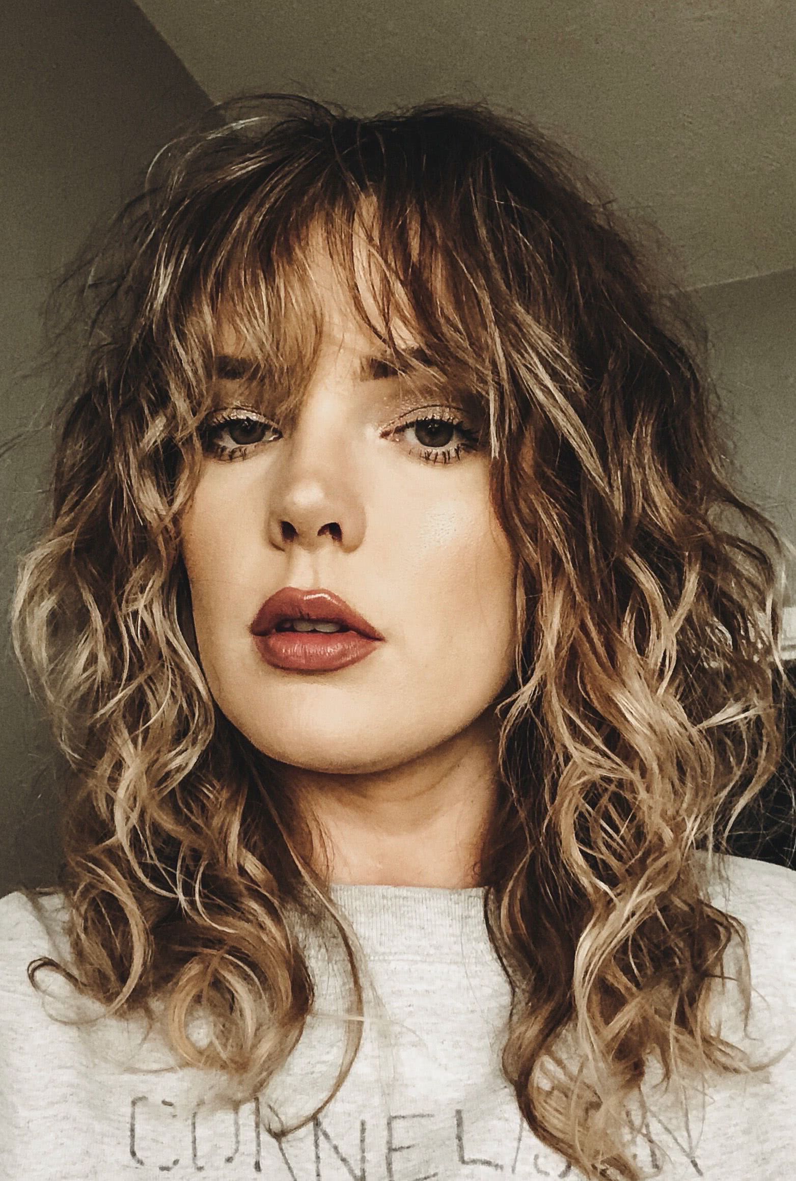 franja em cabelo cacheado