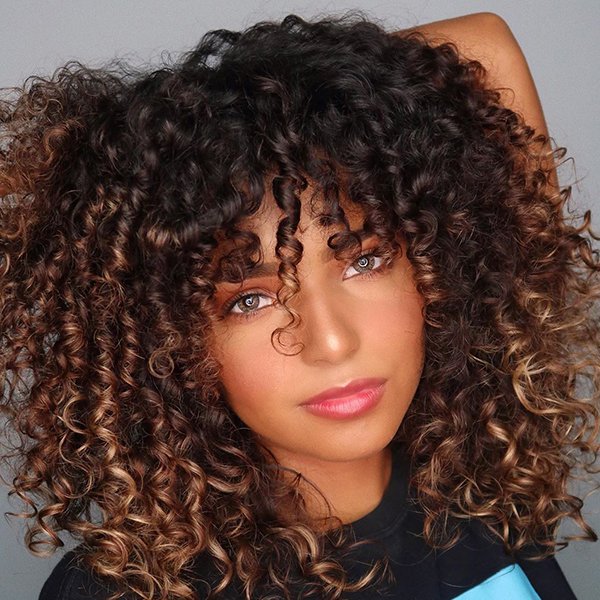 quanto custa cortar franja cacheada