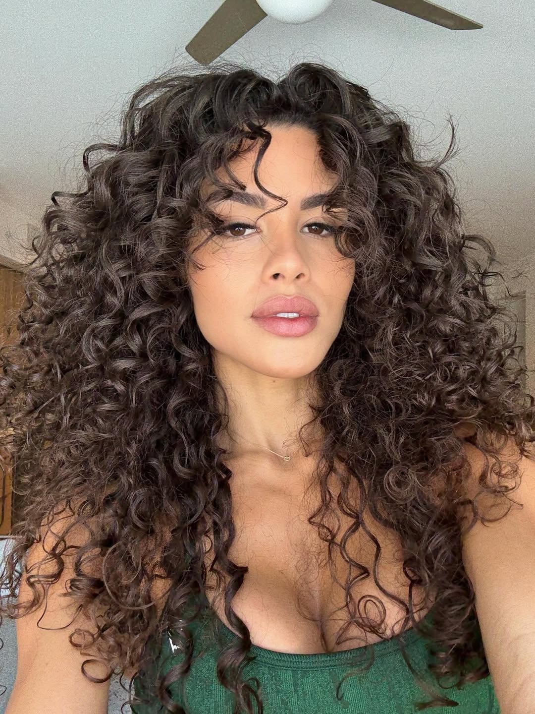 ideias de franja para cabelo cacheado