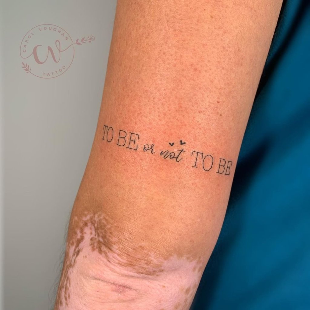 preço tatuagem frase antebraço masculino minimalista