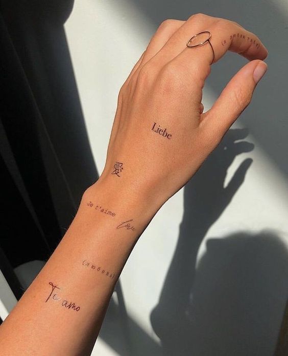 tatuagem frase latim antebraço masculino fineline