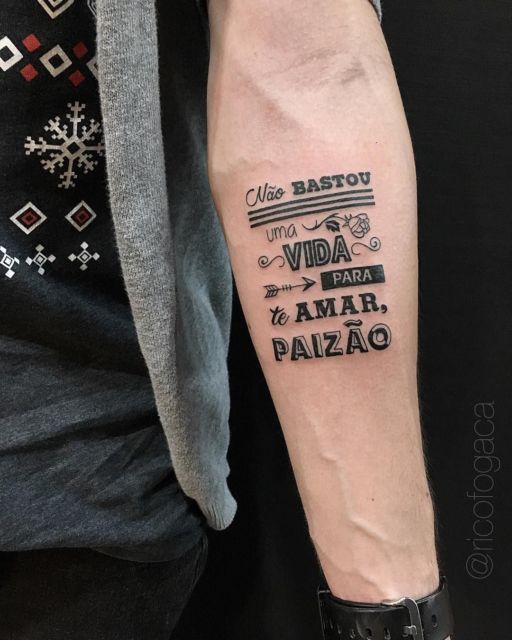 erros comuns tatuagem frase antebraço masculino