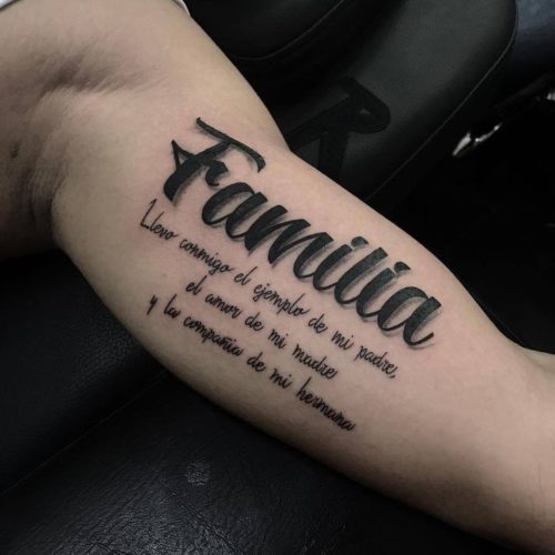 tatuagem frase latim antebraço masculino fineline