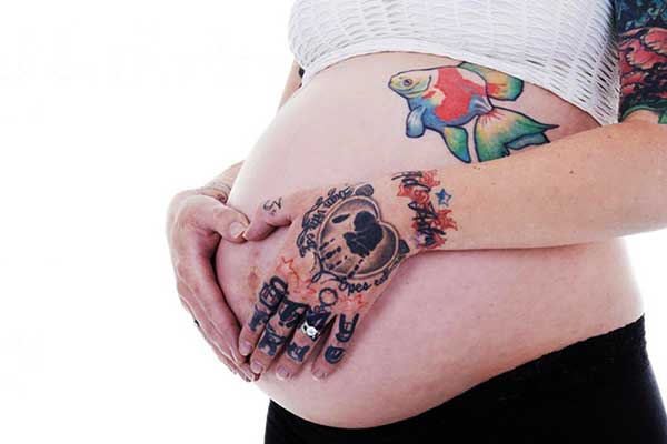 tatuagem no braço durante a gravidez é seguro?