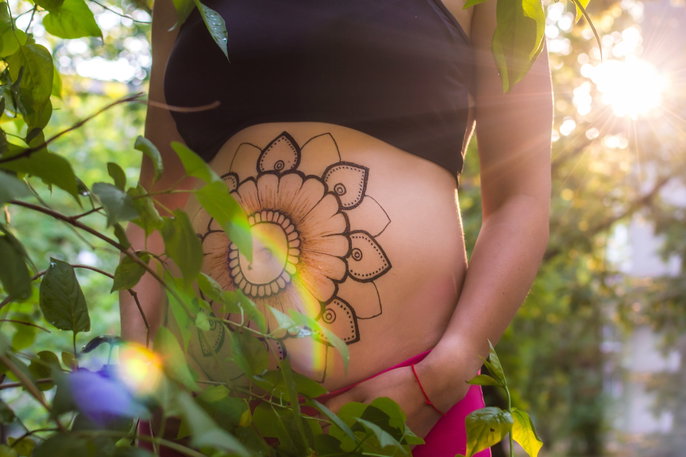 grávida pode fazer tatuagem no braço riscos