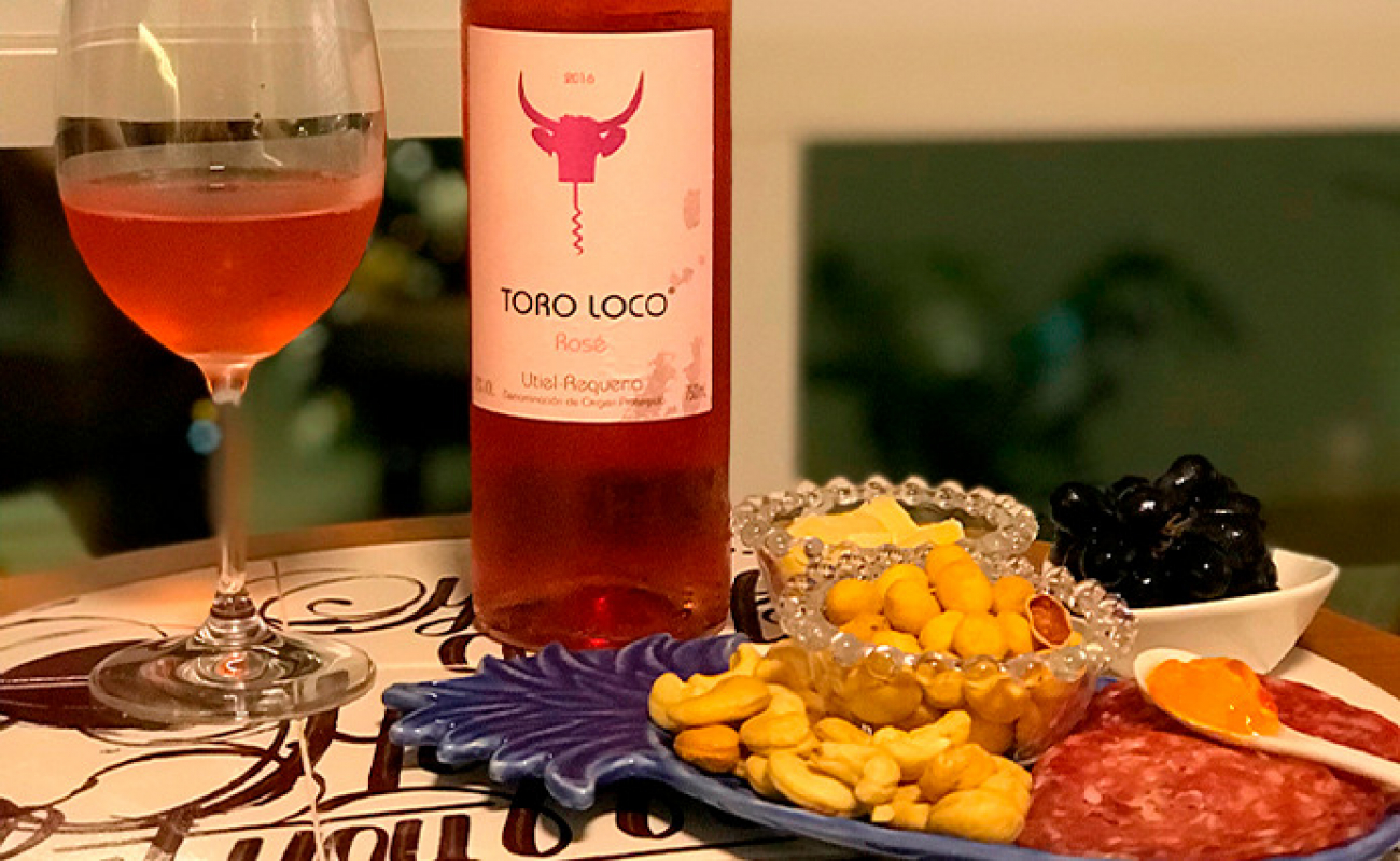 5 Ideias de Títulos:
1. Guia Completo: Como Harmonizar Vinhos com Qualquer Prato
2. Harmonização de Vinhos: Desvendando os Segredos para uma Experiência Gastronômica
3. Vinhos e Comidas: Um Guia Prático para Iniciantes
4. Harmonização por Contraste vs. Afinidade: Qual a Melhor Escolha?
5. Descubra o Vinho Perfeito para Cada Tipo de Sobremesa